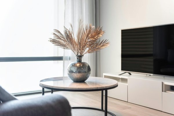 Wie kann man schlichte Outfits mit modischen Details aufwerten?